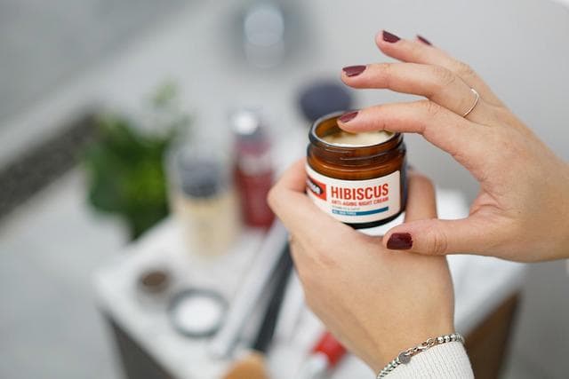 Pielęgnacja twarzy rano - poranna rutyna dla każdego typu cery